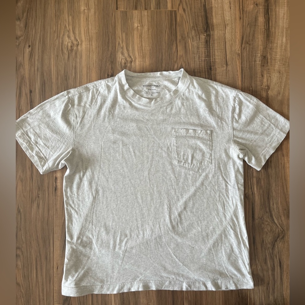 Mens Banana Republic Tee. Size large. heather gray.